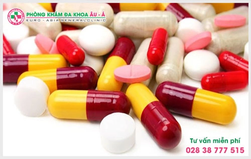 Tính chất công việc phải làm việc trong môi trường nhiễm bẩn, tiếp xúc với các hóa chất là một trong những nguyên nhân gây ra bệnh nấm da chàm hóa.