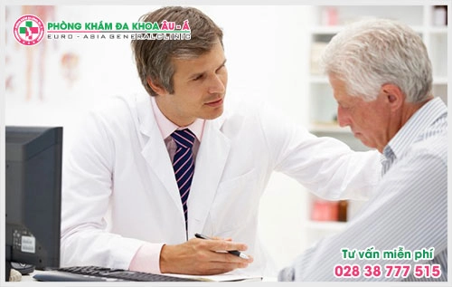 Tính chất công việc phải làm việc trong môi trường nhiễm bẩn, tiếp xúc với các hóa chất là một trong những nguyên nhân gây ra bệnh nấm da chàm hóa.